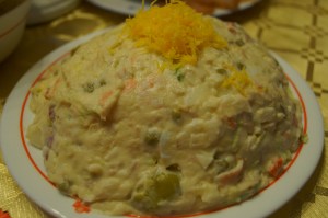 En este caso se sirvió la ensaladilla en diversos platos y se decoró con huevo hilado.